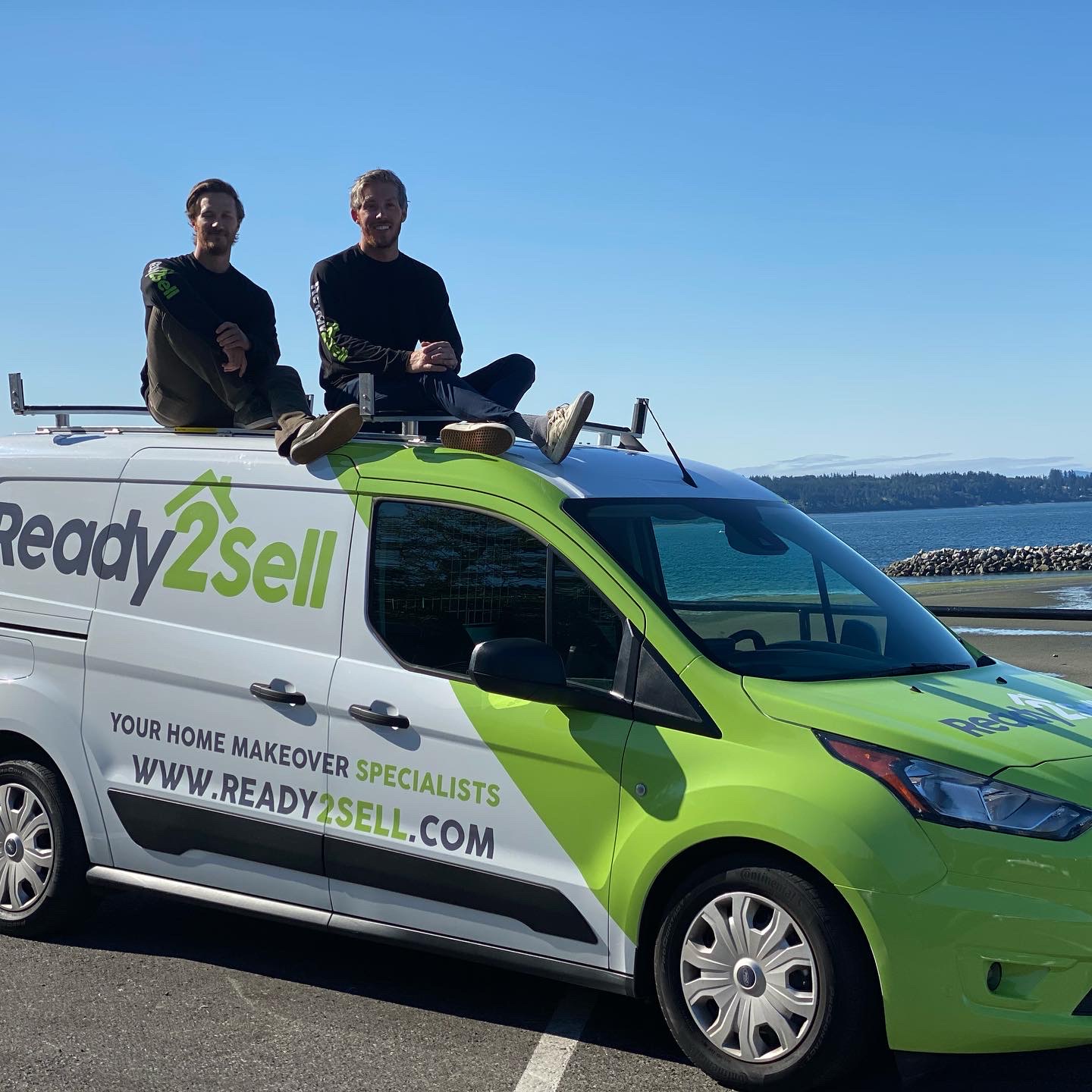 ready2sell team in front of the company van